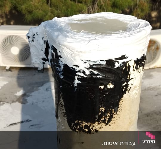 צינור אטום בחומר לבן ושחור על גג
